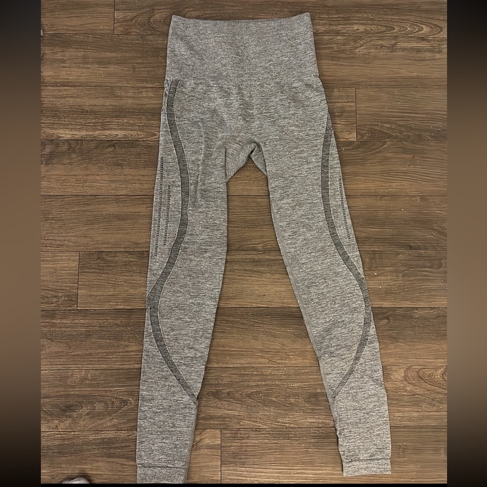Contouring active leggings